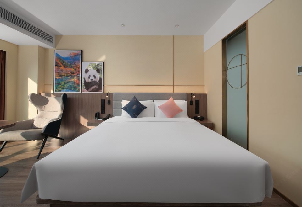 高級大床房（65寸可投屏+小冰箱＋加熱毛巾桿）