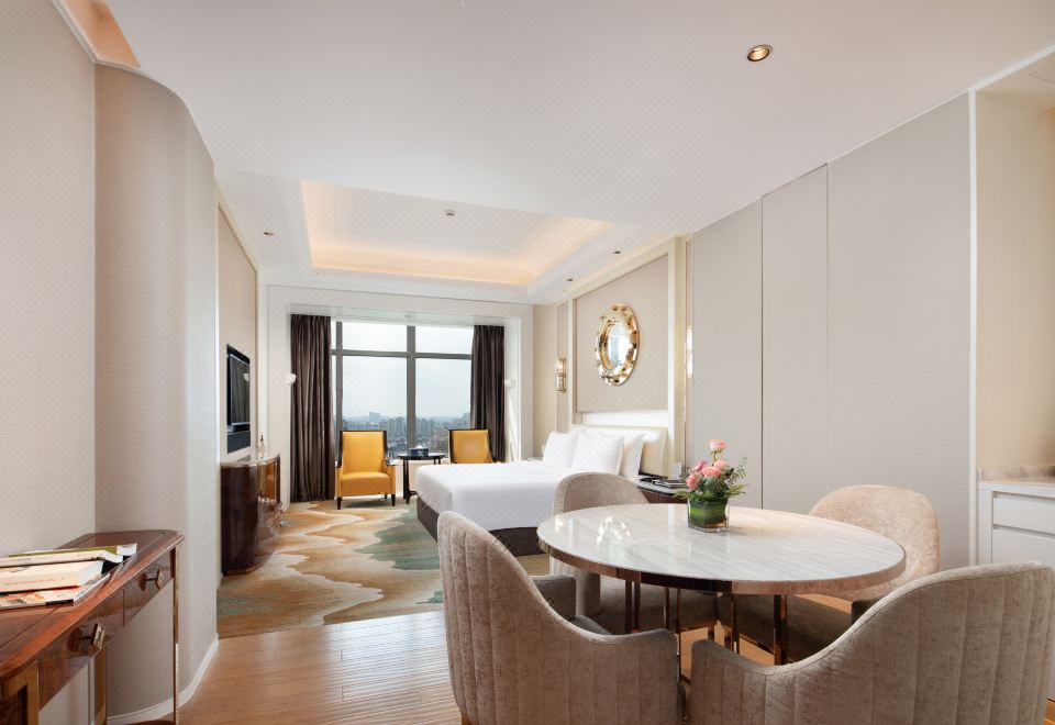 Shanghai Ship HotelPremier Queen Room