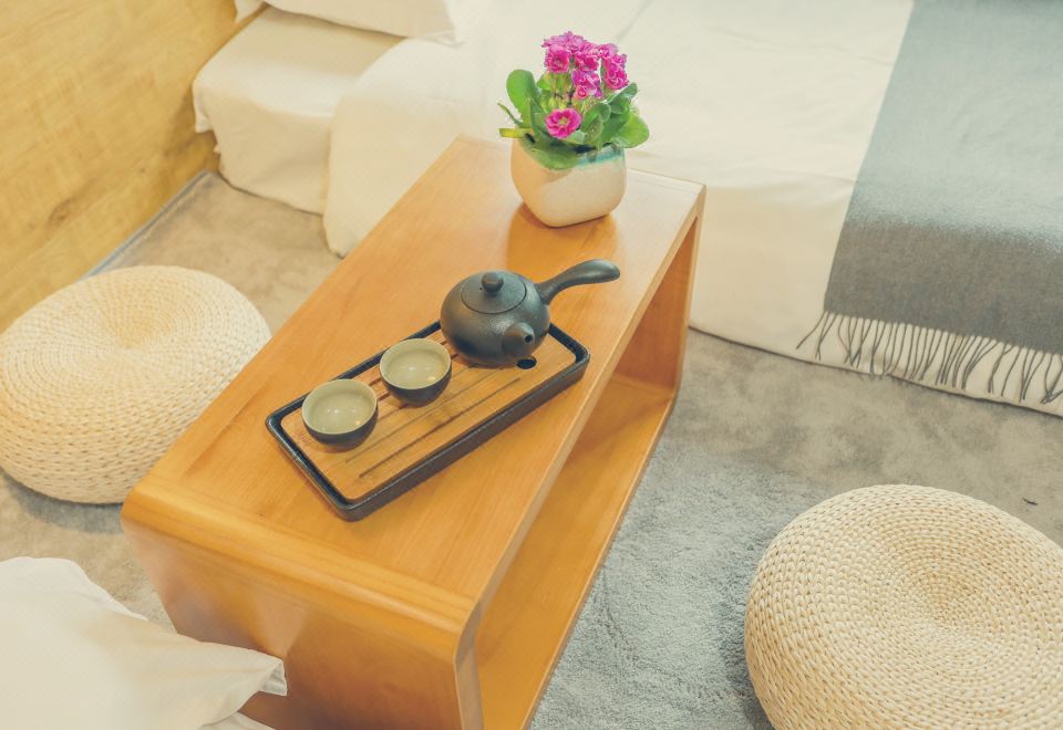 Family Room - Street-View