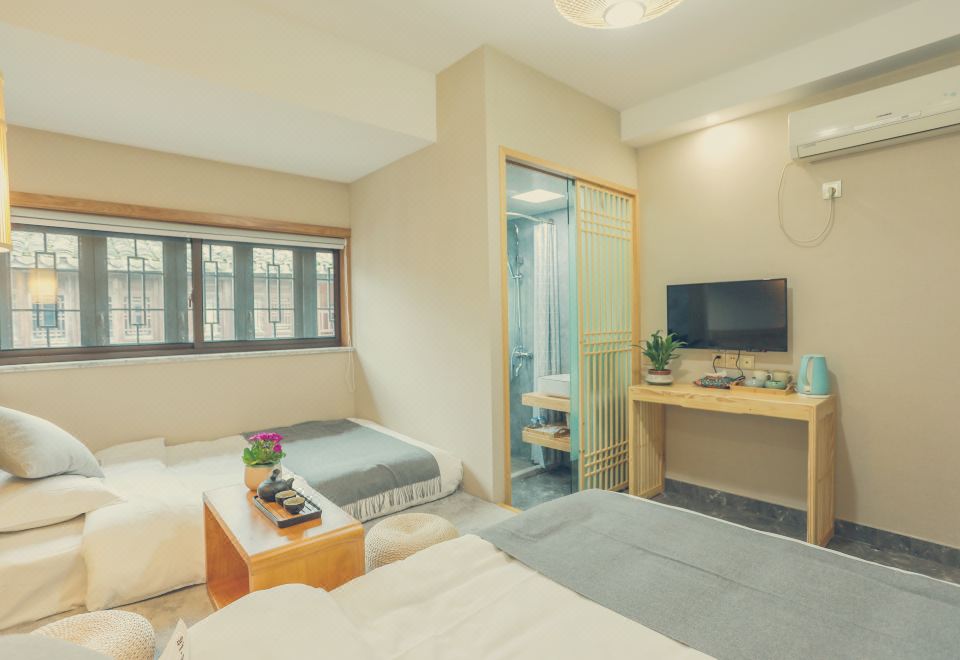 Family Room - Street-View