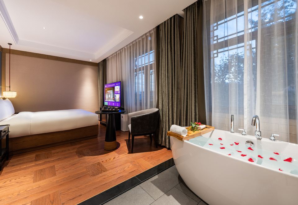 Beijing Gulou courtyard MANXIN HotelXinxiang Deluxe Double Bed Room (Exclusive Bathtub + Smart Home + Wireless Projection)