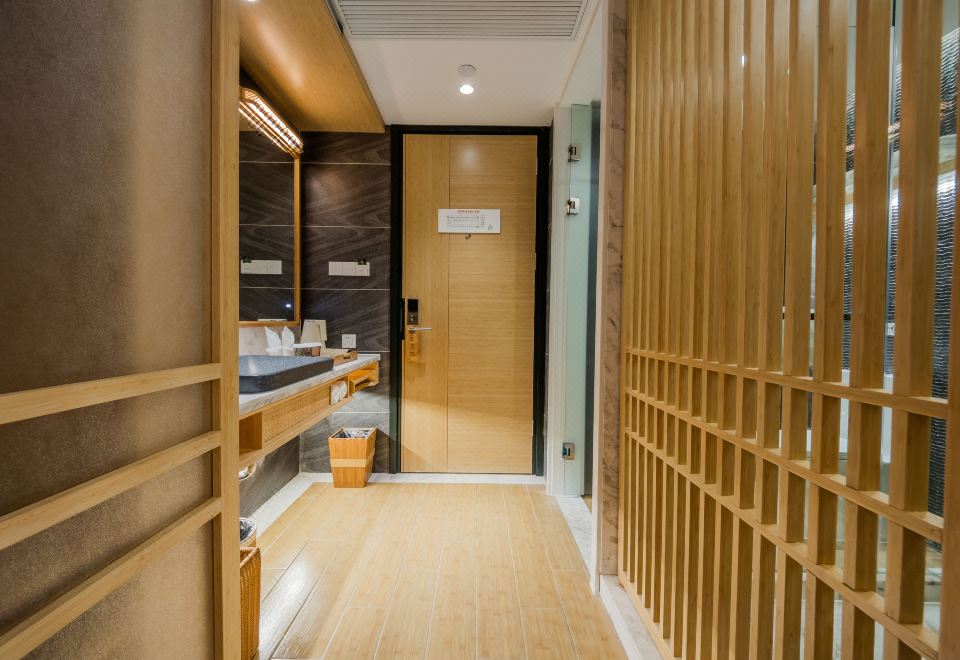 Jianguo HIDDEN Hotel (Kunming Dianchi Haigeng Park)Yonghuangguzhu Grand Bedroom (Viewing Balcony)