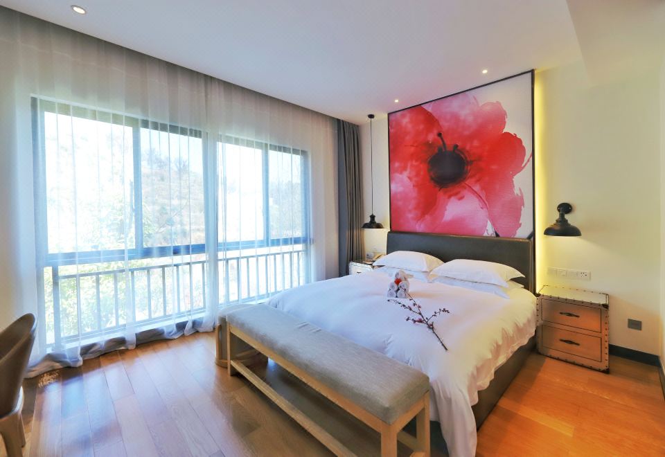 心泊湖景大床房