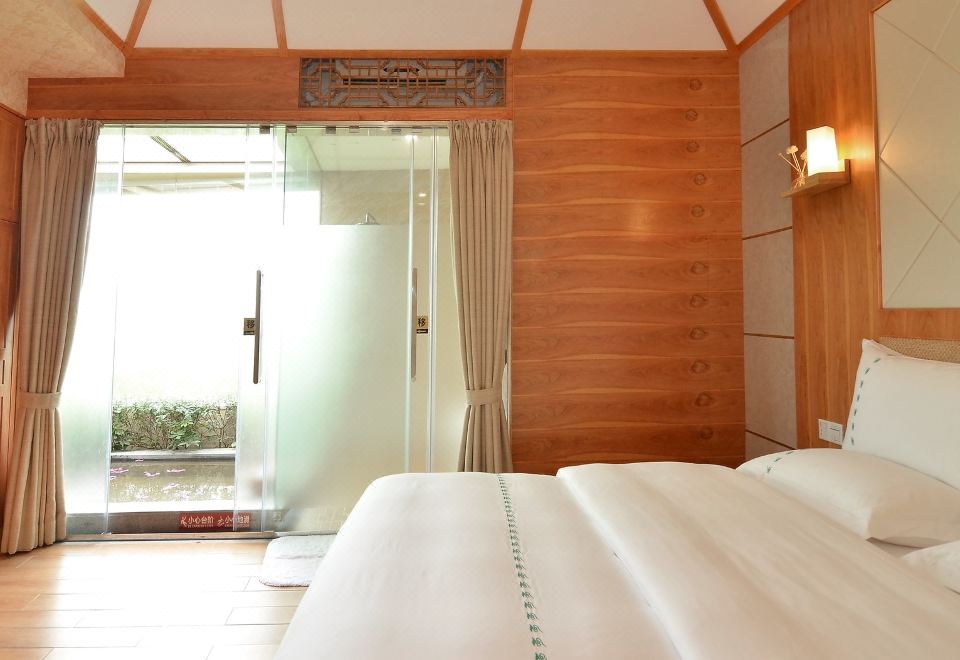 Quanyan Hotspring Holiday HotelPremier Deluxe Hot Spring Room