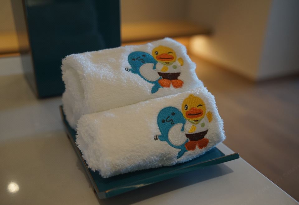 Courtyard by Marriott PinghuDuplex Family Room With Lake View