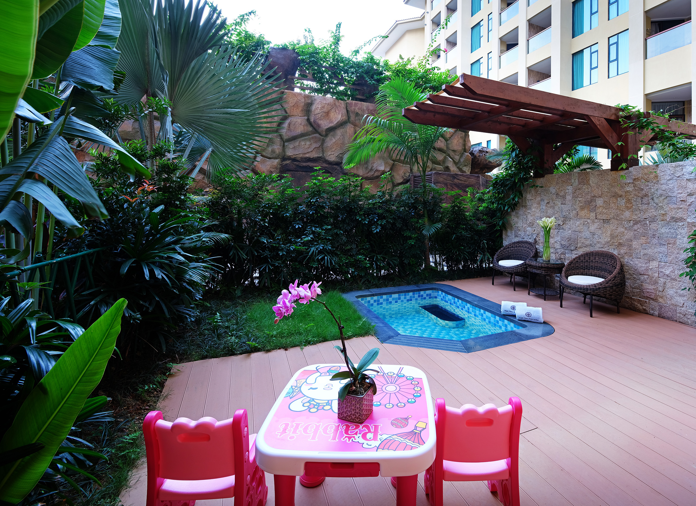 Regal Palace Hot Spring Hotel Guangzhou亲子温泉房-三床卡通主题-独立泡池-认证温泉水入房-私家花园