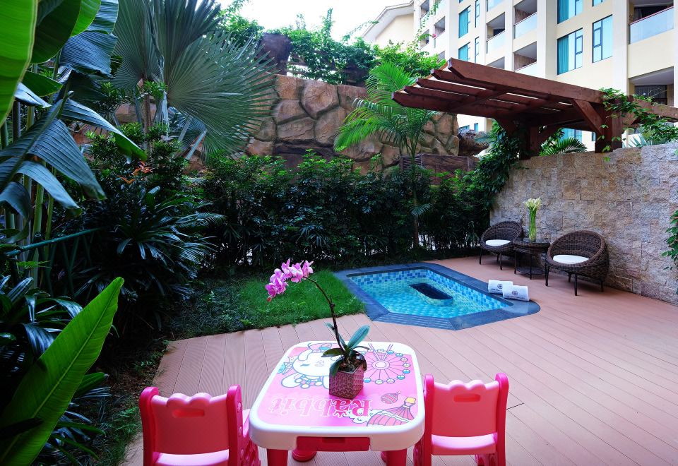 亲子温泉房-三床卡通主题-独立泡池-认证温泉水入房-私家花园