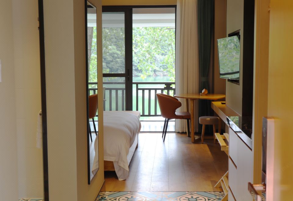 靜泊湖景大床房