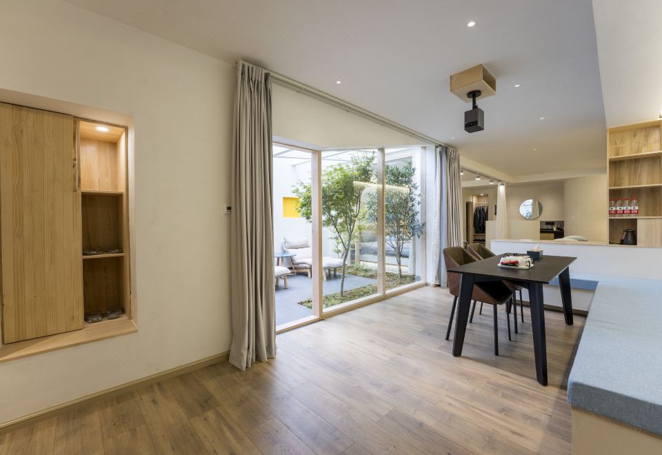 Leon Yu Mu Zhi Ye Designer Homestay (Dukezong Ancient City Store)Private｜ Courtyard Projection Quadruple Room (Air Conditioning + Oxygen Supply + Independent Small Courtyard + Hd Projection + Humidifier)