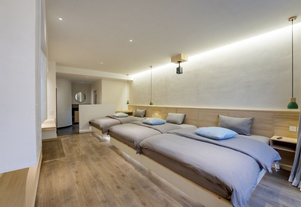 Leon Yu Mu Zhi Ye Designer Homestay (Dukezong Ancient City Store)Private｜ Courtyard Projection Triple Room (Air Conditioning + Oxygen Supply + Starry Ceiling Small Living Room + Humidifier)