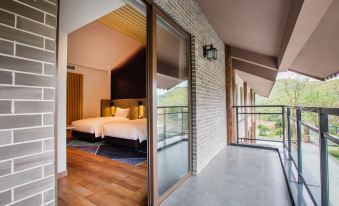 a modern bedroom with a large bed and sliding glass doors leading to a balcony at Holiday Inn Express