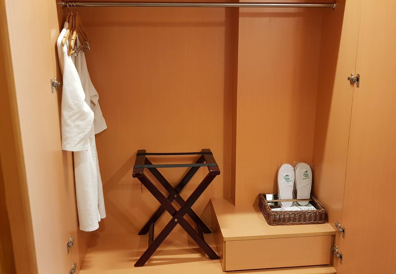 至尊豪华特大床房