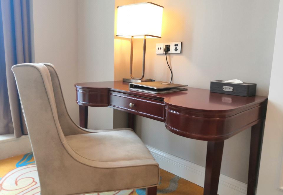 豪华大床房（全景落地窗+舒适沙发+独立浴缸）