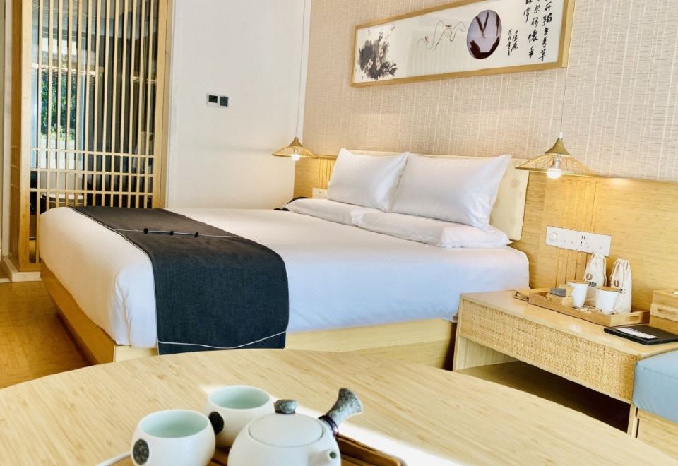 Jianguo HIDDEN Hotel (Kunming Dianchi Haigeng Park)Fairy Grass House King Bed Room (Viewing Balcony)