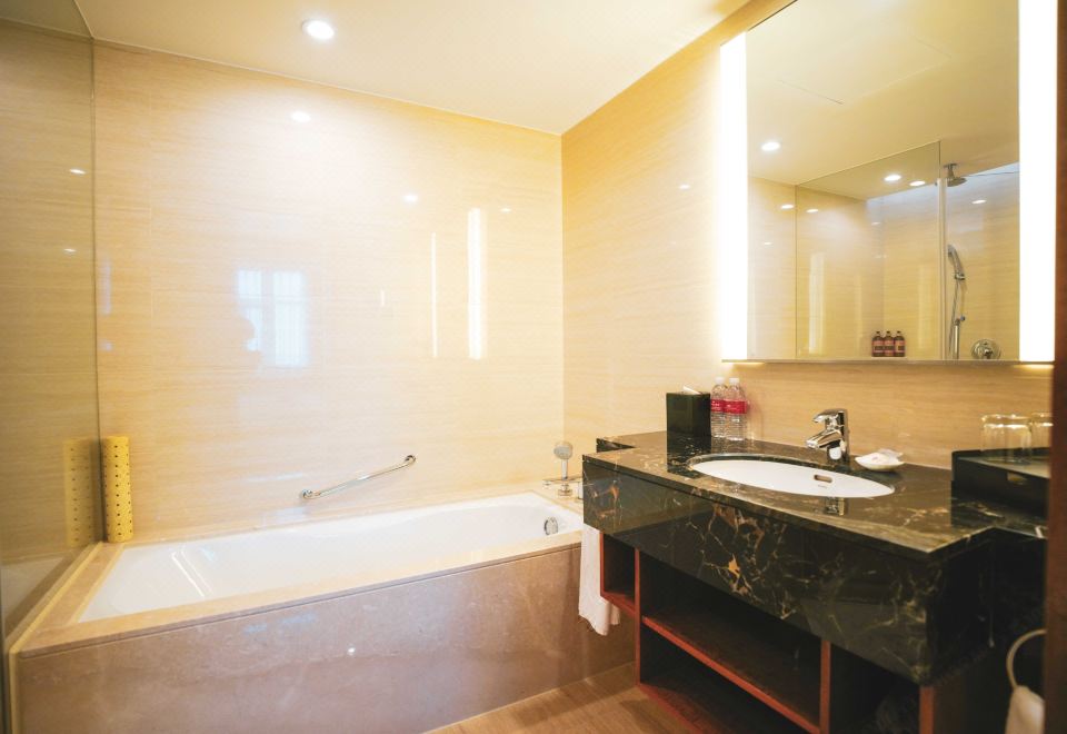 Ramada Plaza Shanghai Pudong AirportExecutive Business Suite