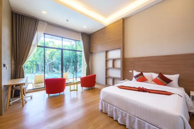 ห้องดีลักซ์ริมสระว่ายน้ำ