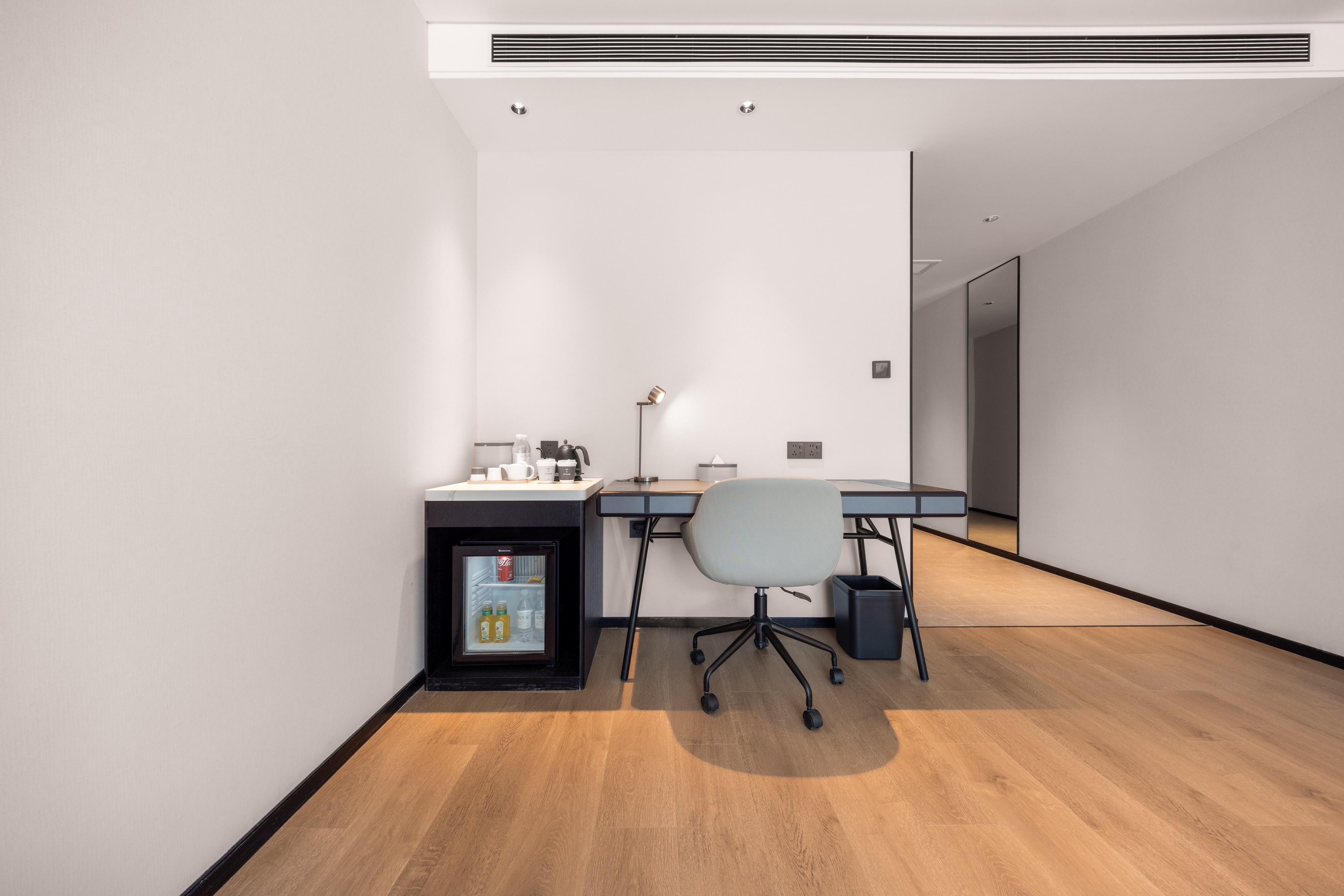 尊享套房（电视投屏+小冰箱+语音客控）