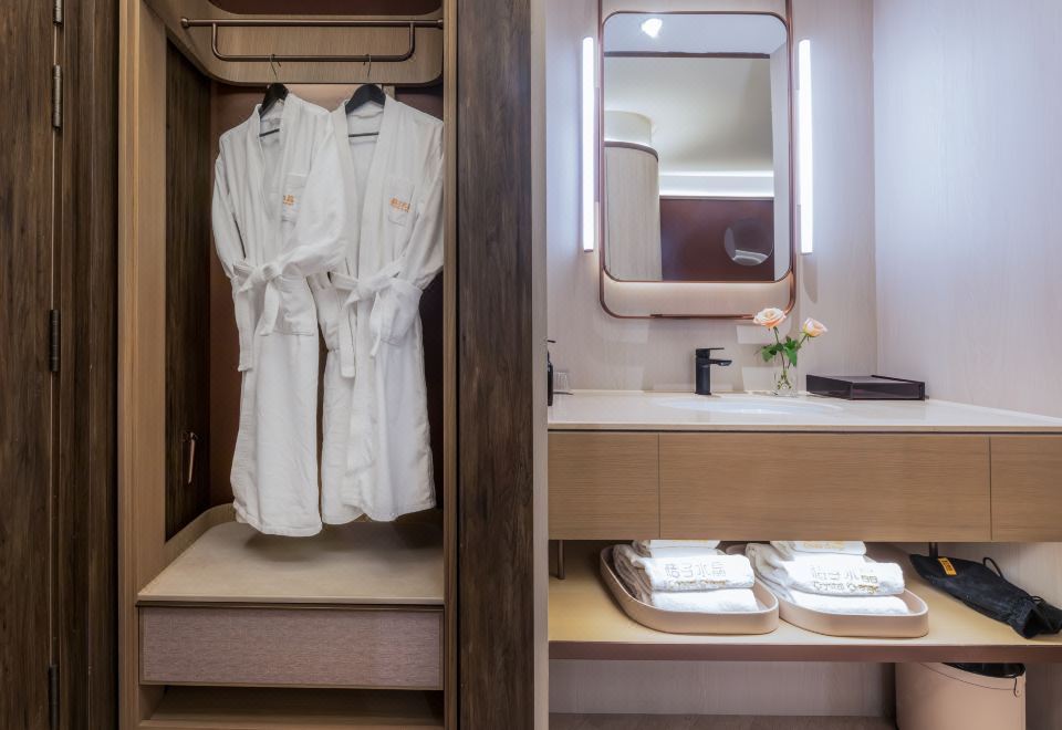 行政双床房（KINGKOIL床垫+智能客控+迷你冰箱+无线投屏）