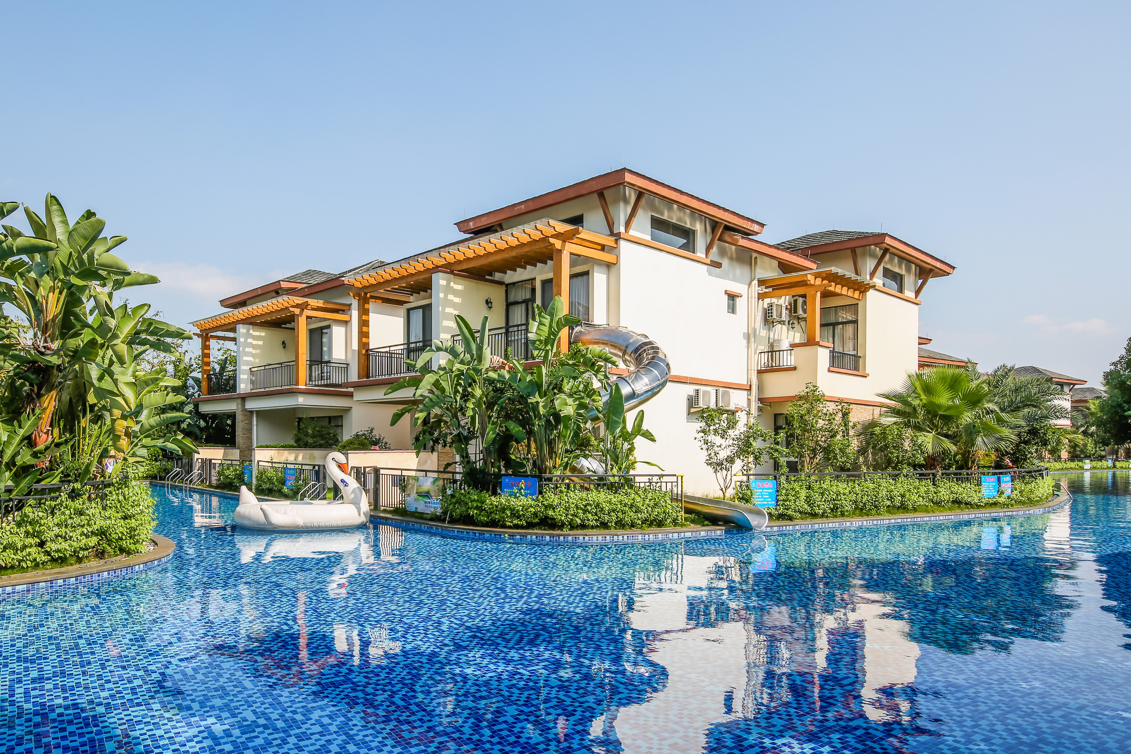 Baodun Lake Hushan Hot Spring ResortVenice Hot Spring Villa - 3-Room, Near Water (Slide)