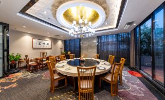 dining, featuring a spacious oval table and chairs positioned in the middle at Park Lane Hotel (Foshan Shunde Lecong)