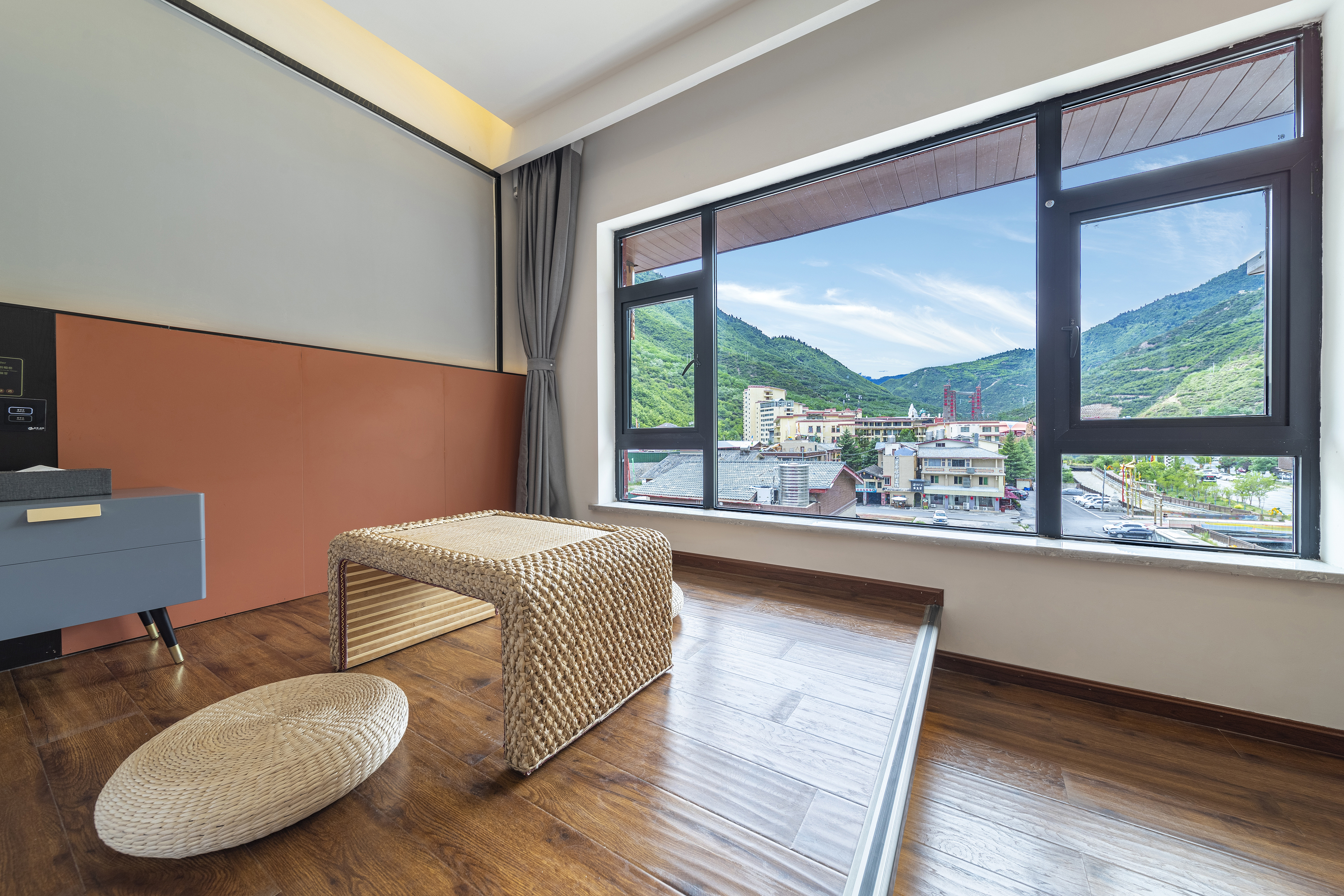 Mountain Water View Panoramic Tatami Double Bed Room