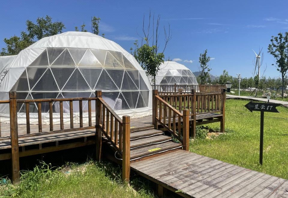 Starry sky bubble house lake view romantic king bed room