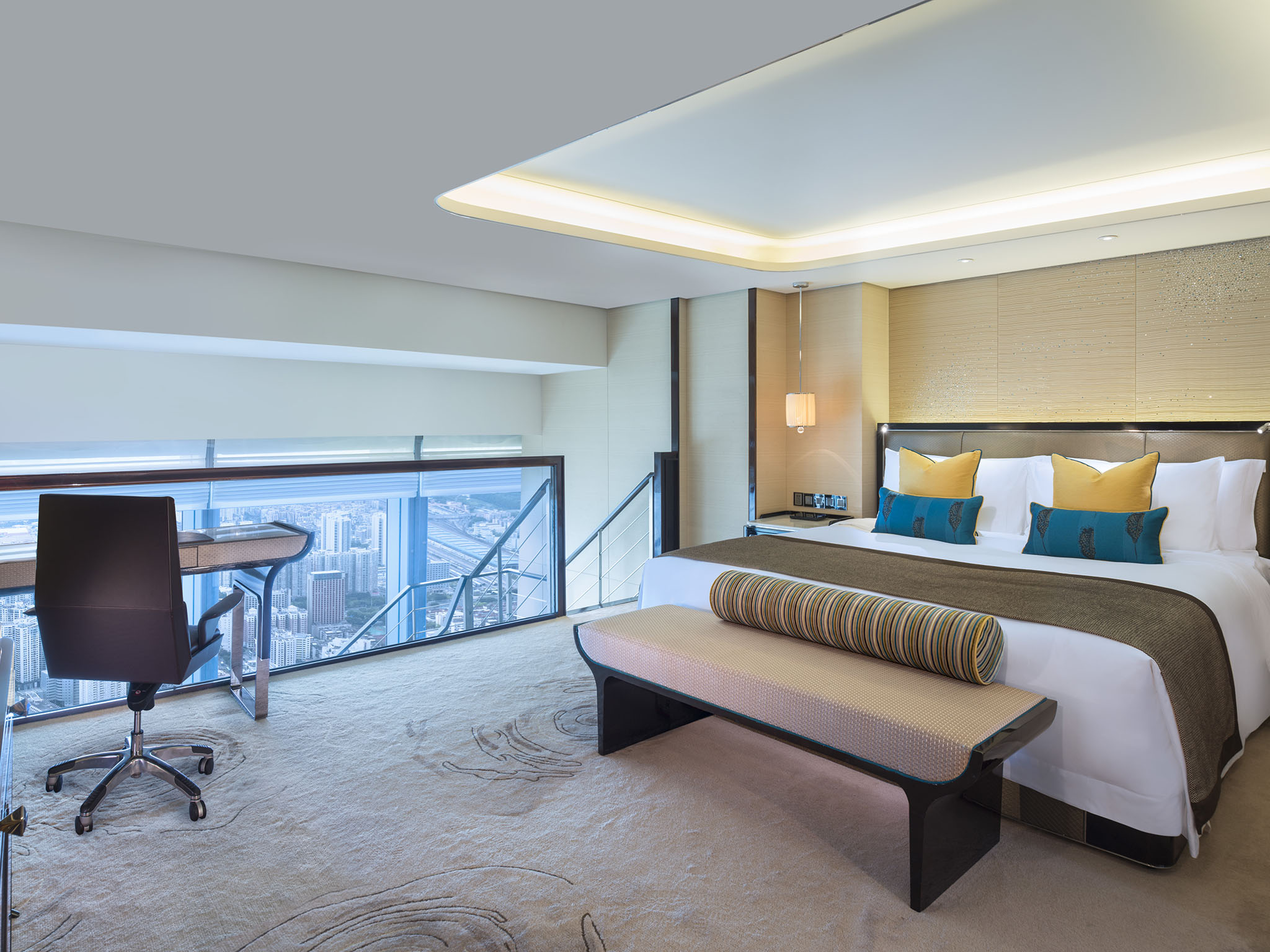 瑞吉套房 ?俯瞰雙臥房外的晨景柔光?