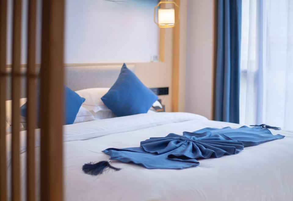 雅致大床房 |智能轻奢+全景落地窗