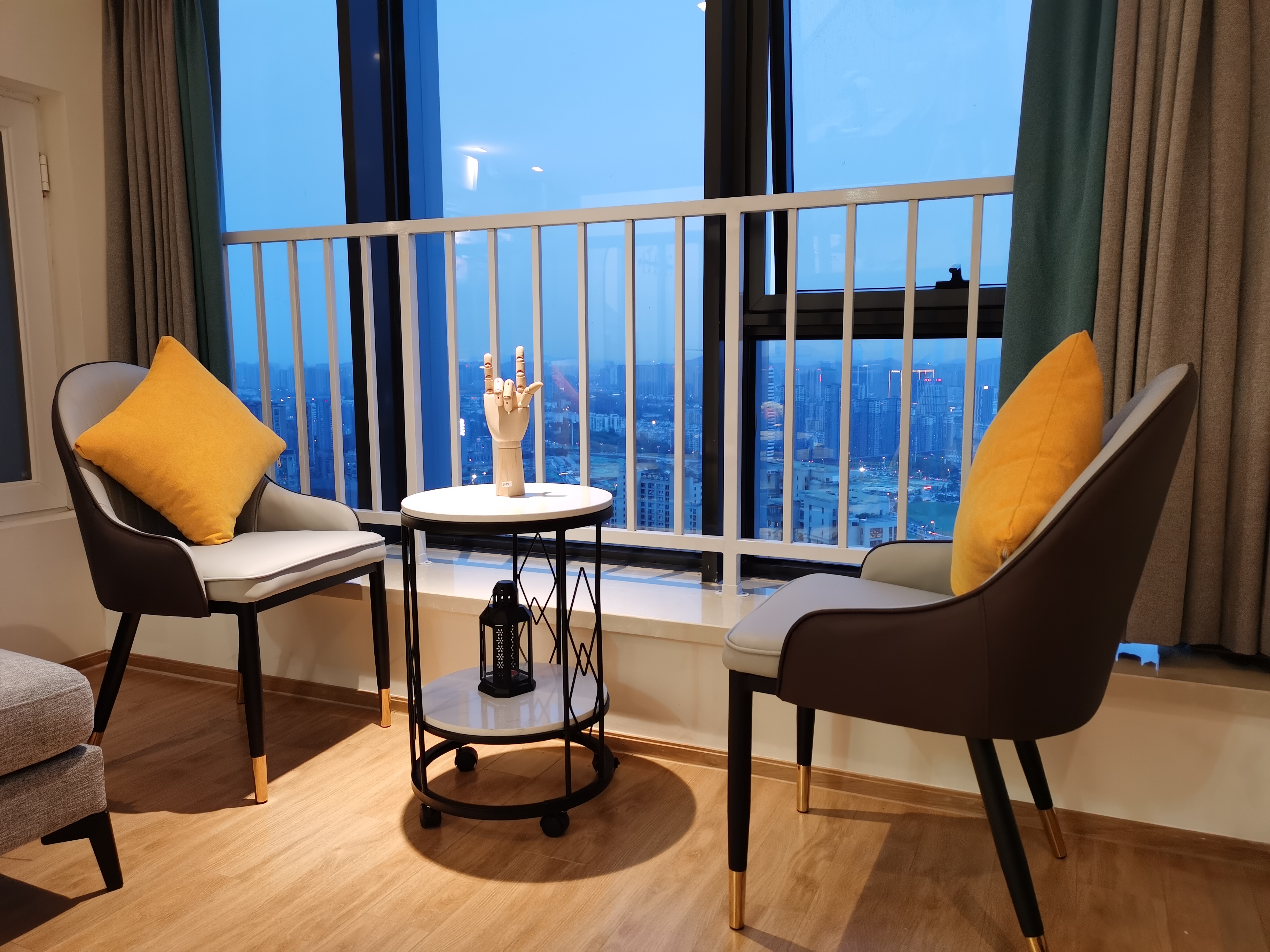 高级现代LOFT城景影院大床房（极米投屏）