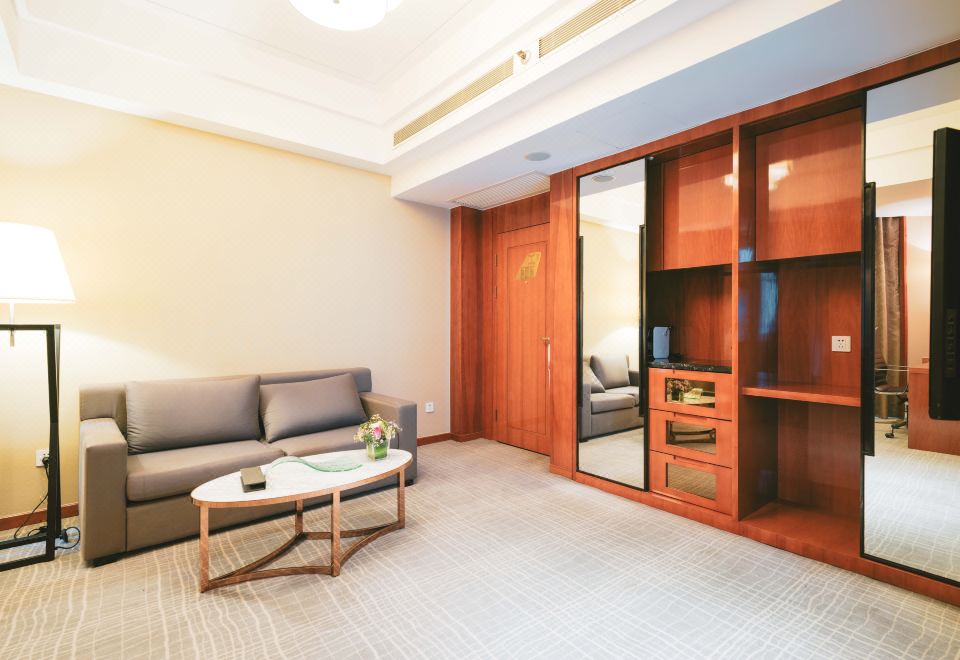 Ramada Plaza Shanghai Pudong AirportBusiness Suite