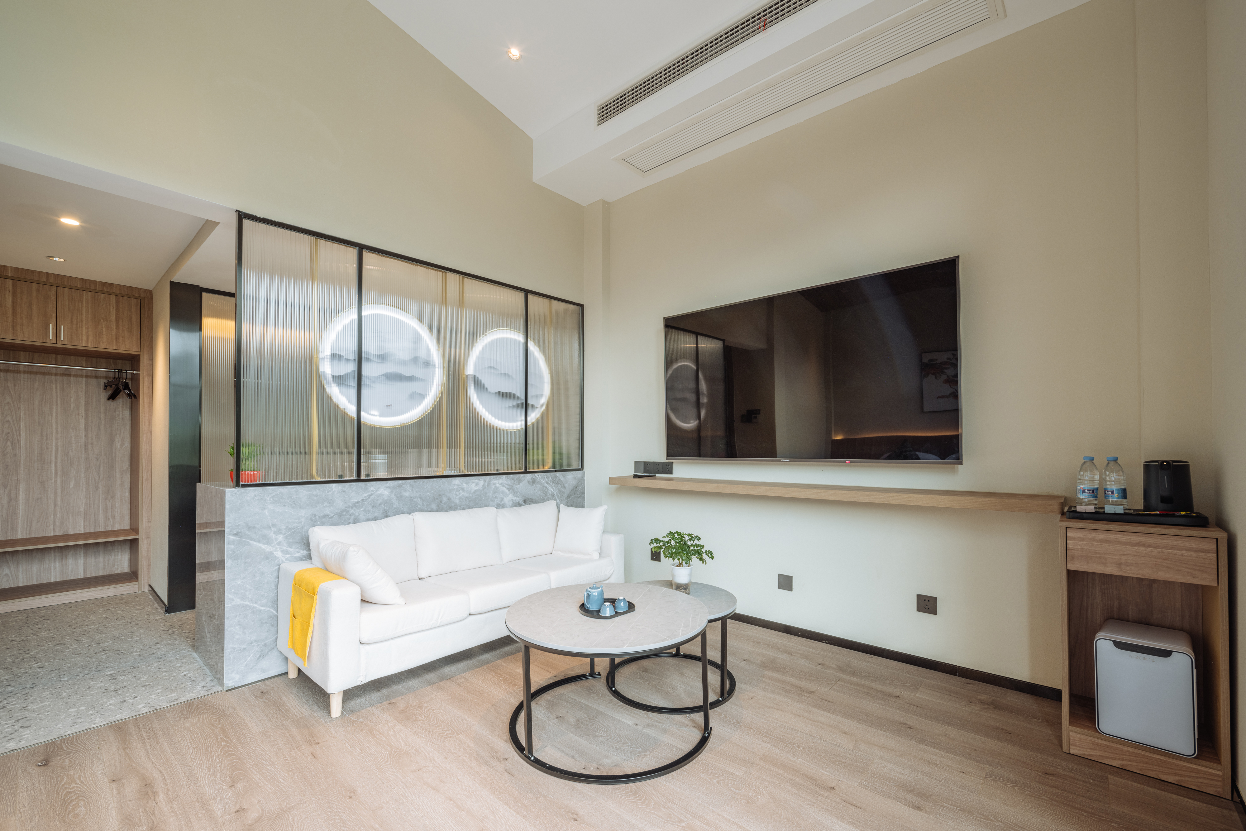 观山大床房（远观山景+草坪景+中央空调+智能客控+沙发）