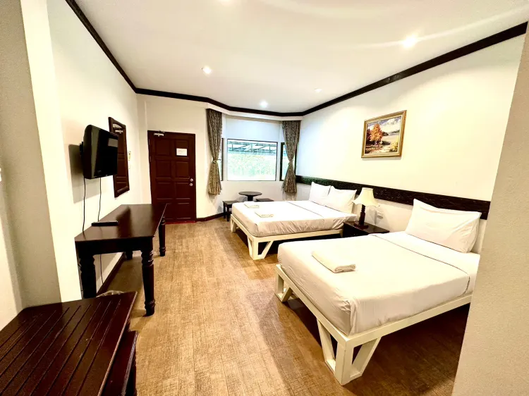ห้องพื้นฐานสำหรับสามท่าน  (1 เตียงควีนไซส์และ 1 เตียงเดี่ยว)