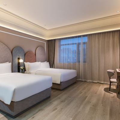 高級家庭房|徠芬吹風機+65寸電視投屏+智能馬桶+小冰箱 青島棧橋火車站美居飯店優惠