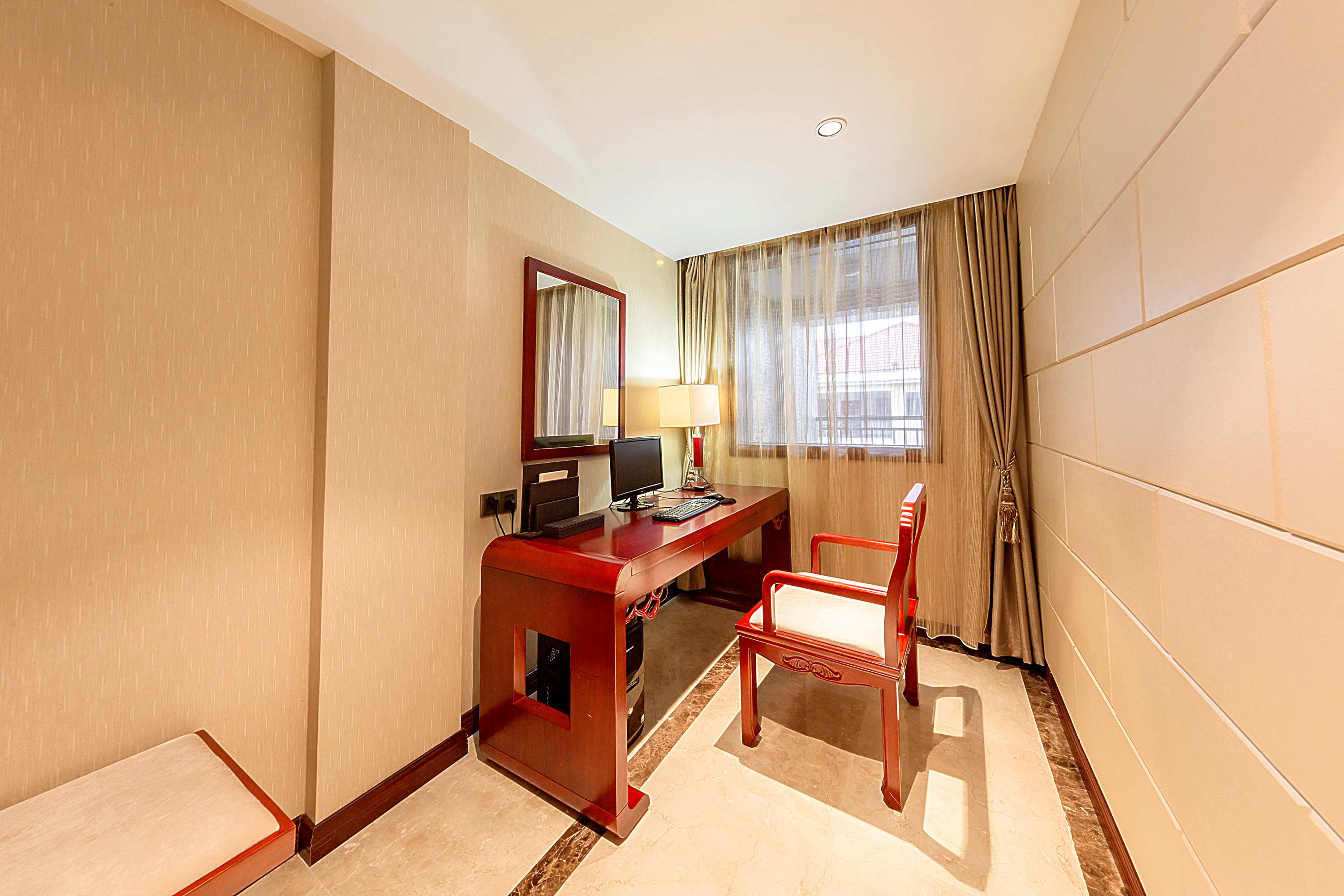 Jinqiu Holiday Hotel行政大床房（带电脑）