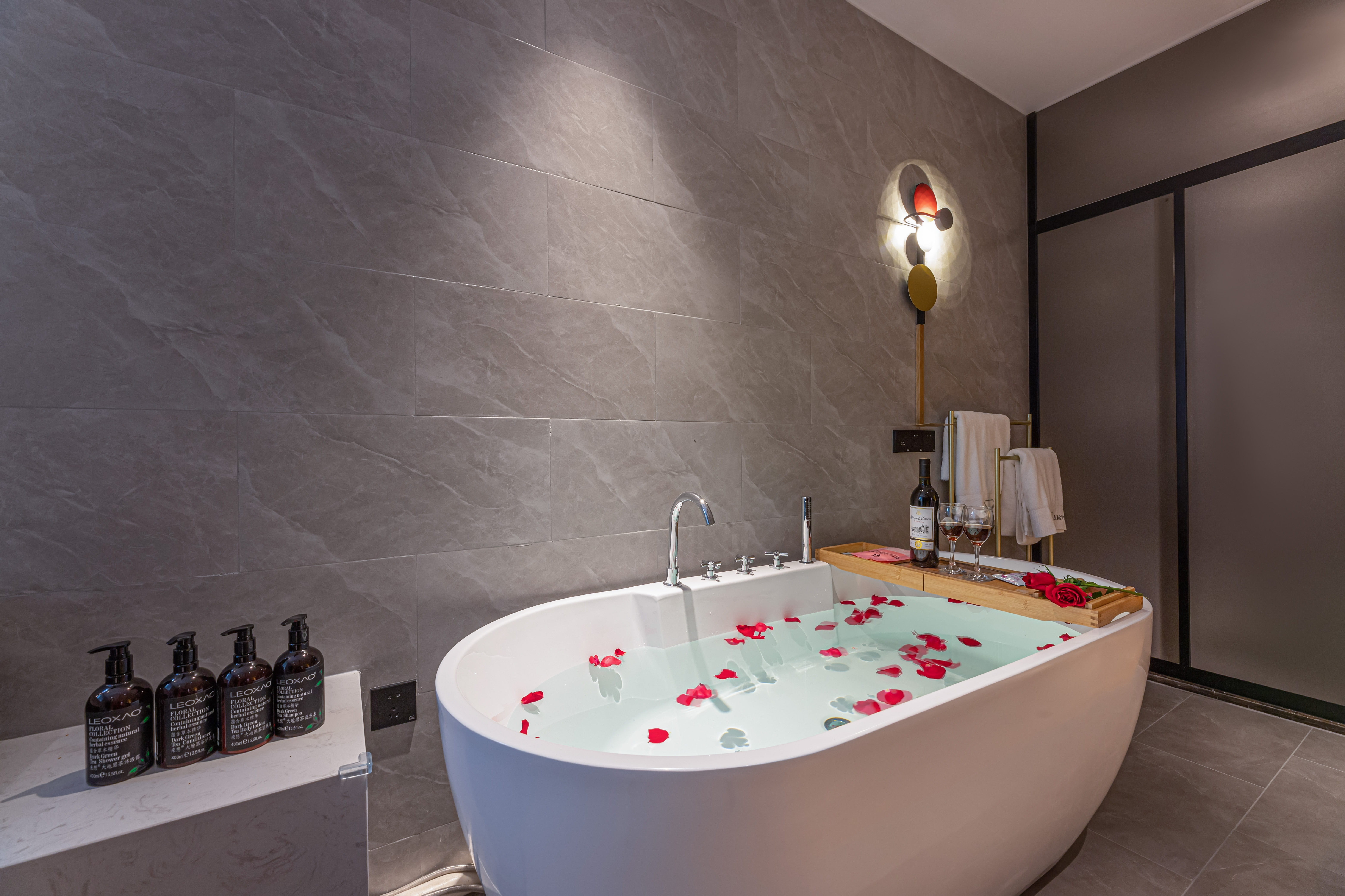 行政大床房（极米巨幕投影+浪漫泡泡浴+轻奢乳胶床垫）