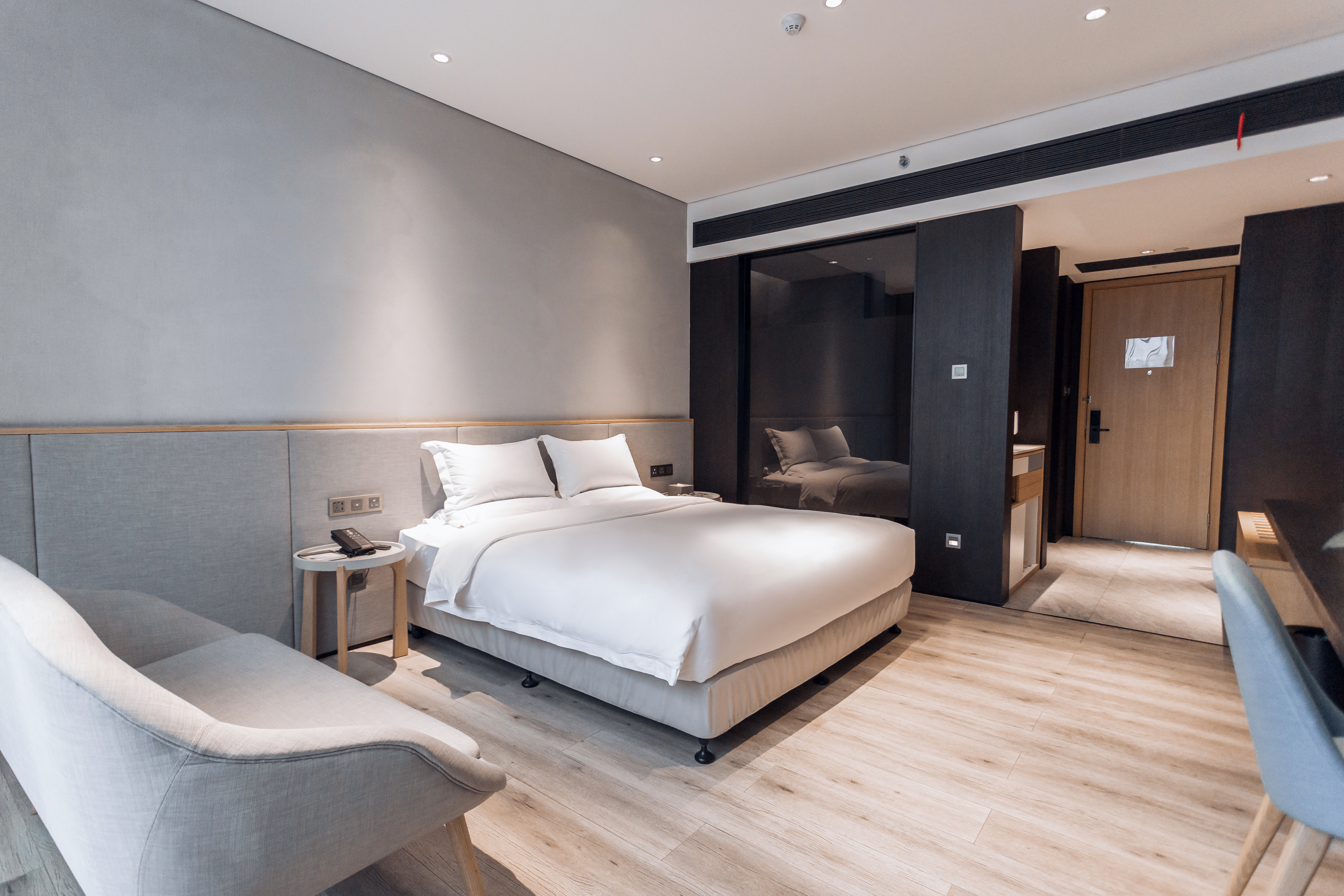 精緻大床房（金可兒護脊床墊+乾濕三分離區+康乃馨星級布草）