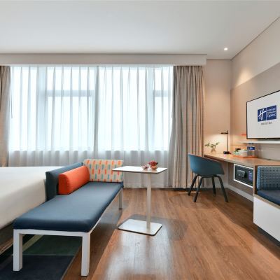 高級大床房（高空夜景，柔軟親膚床品） 成都北站智選假日飯店（金牛萬達廣場店）優惠