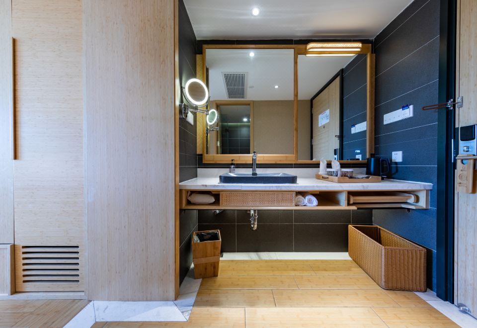 Jianguo HIDDEN Hotel (Kunming Dianchi Haigeng Park)Fairy Grass House Double Bed Room (Viewing Balcony)