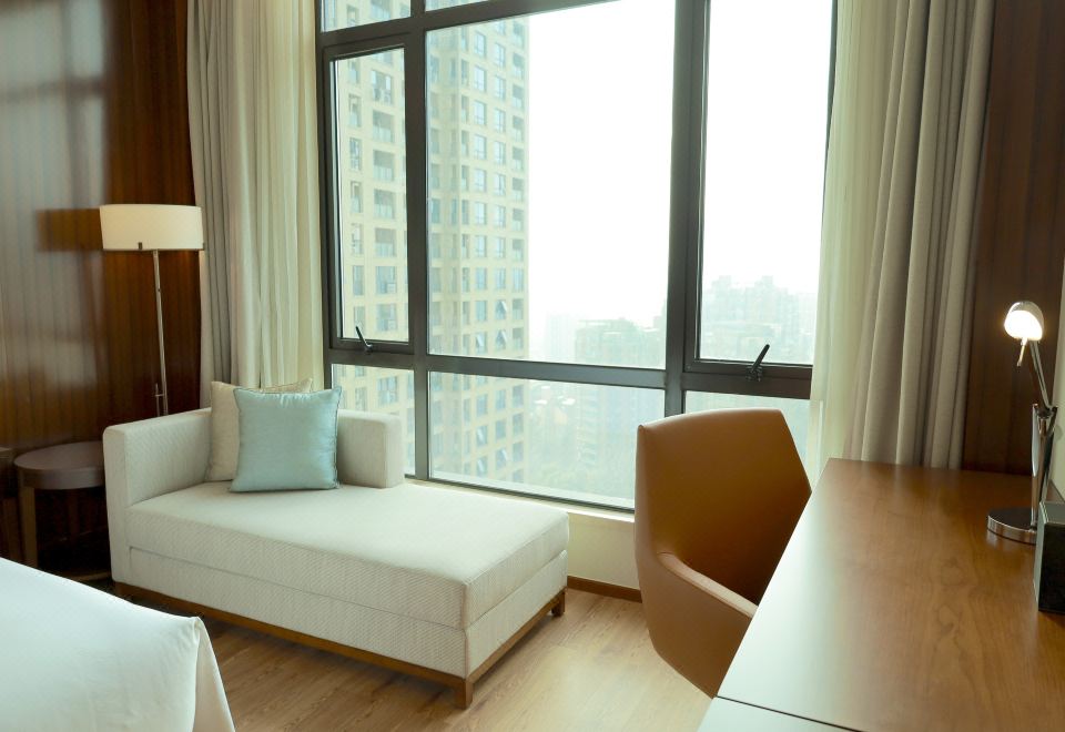 Oakwood Premier TongluStudio Deluxe King