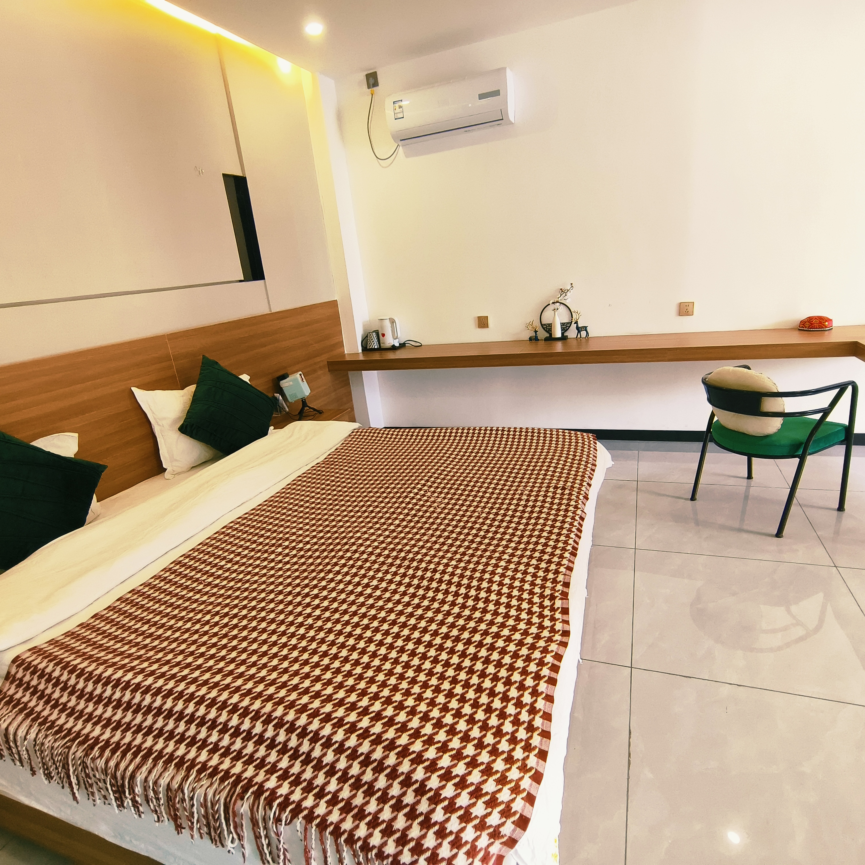 云烟豪华大床房（独立空调）