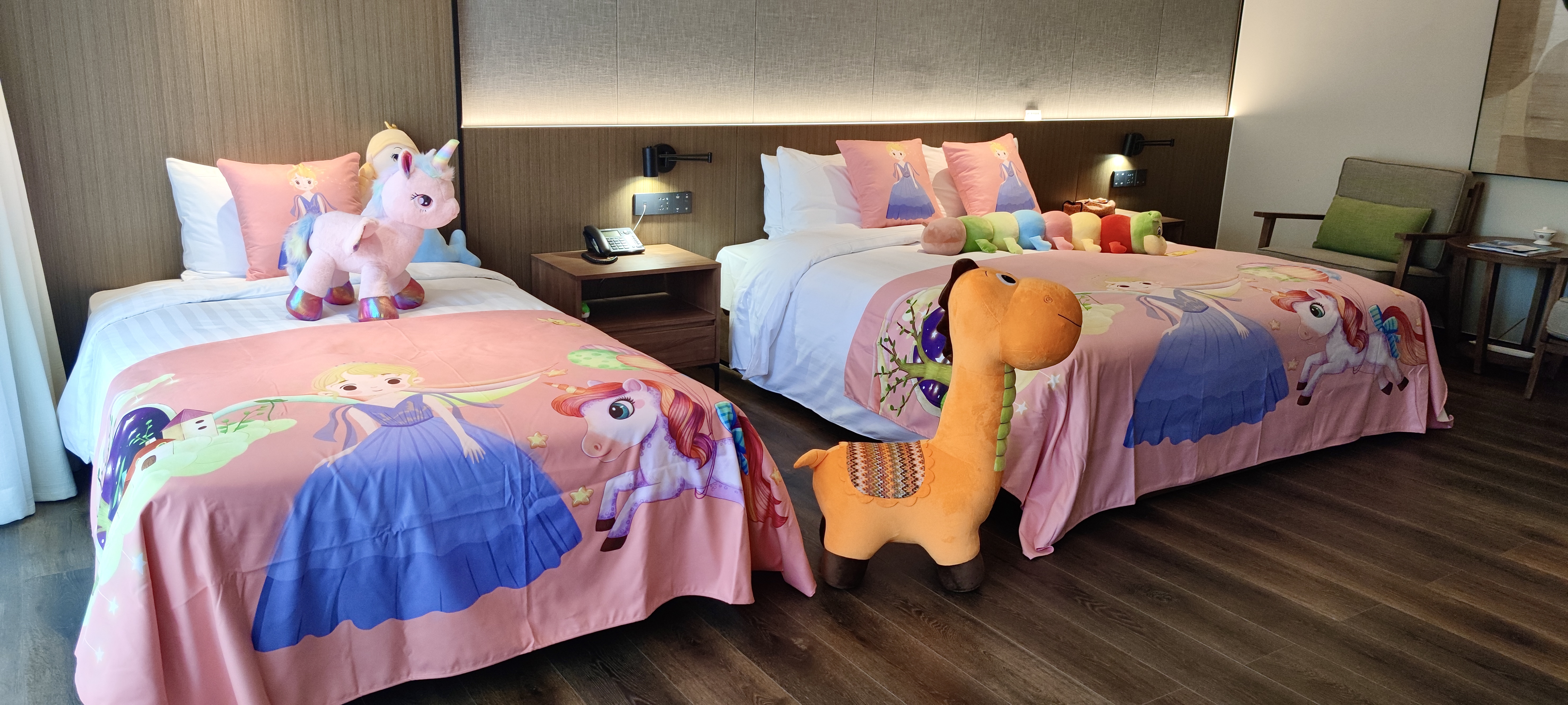 湖畔泡池亲子房（户外泡池+小童玩具）