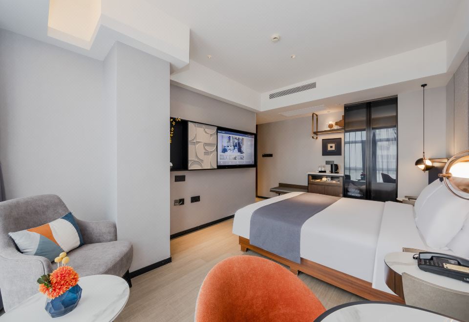 高级大床房（投屏电视+小冰箱）