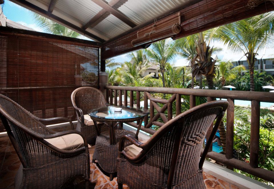 家庭间 - 2名成人和2名小童（4-12岁）