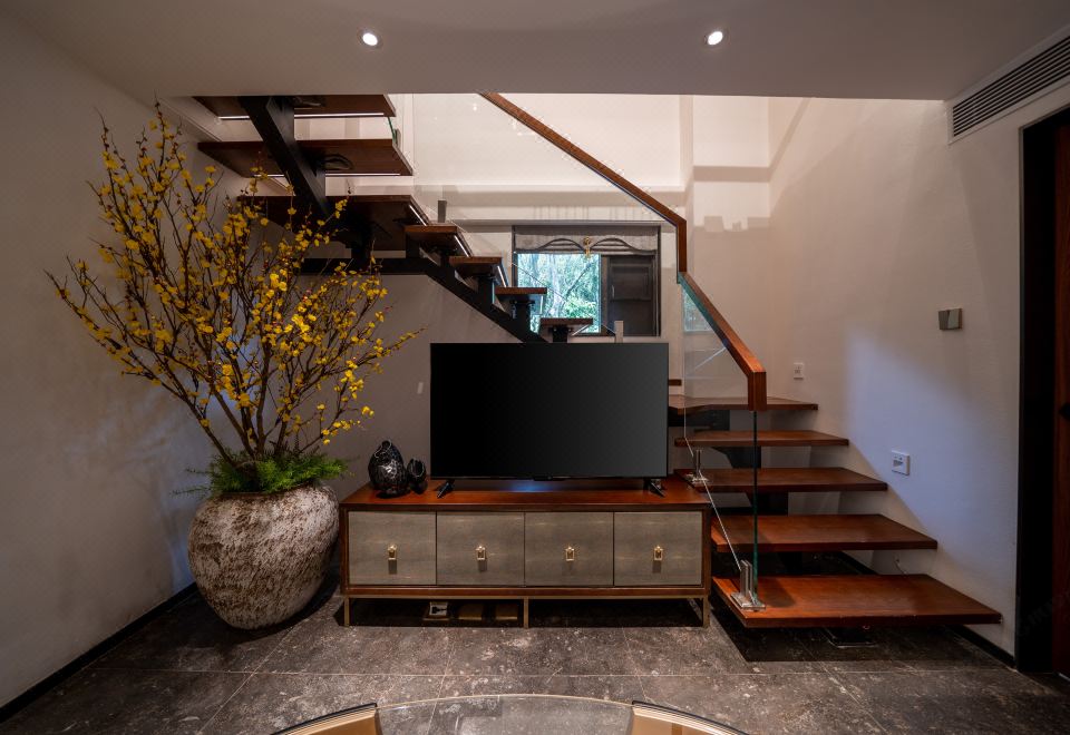 Floral Hotel·Yinlu hotel  (Huitong Ancient Village Shop, Tangjiawan Town, Zhuhai)Qin Fang Ge Duplex Double Bed Room With Separate Living Room & Tub