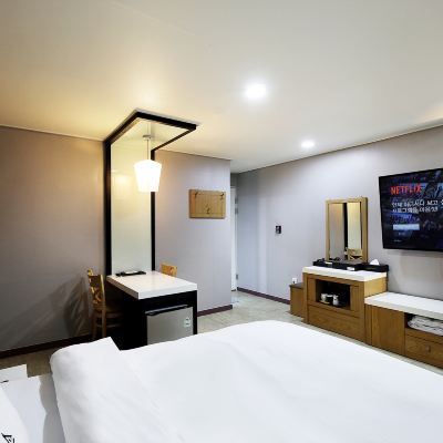 디럭스 킹룸 (2인 무료조식, 월요일 아침 조식제공 X) White Tourist Hotel 쿠폰