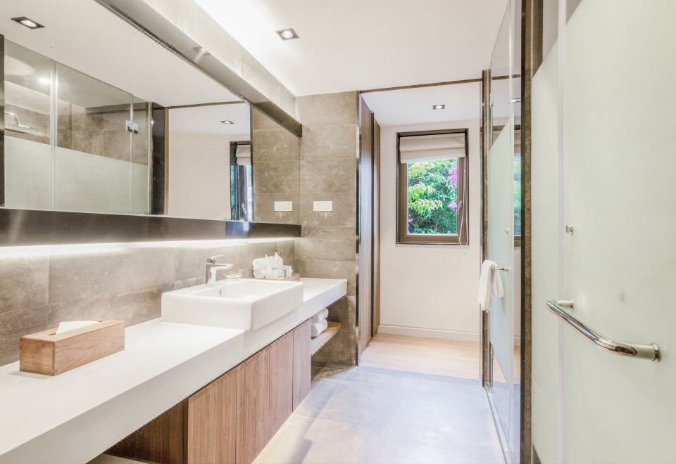 Shanshui Villa HotelShuiyin Villa Deluxe Double Bed Room (Designer Crafted)