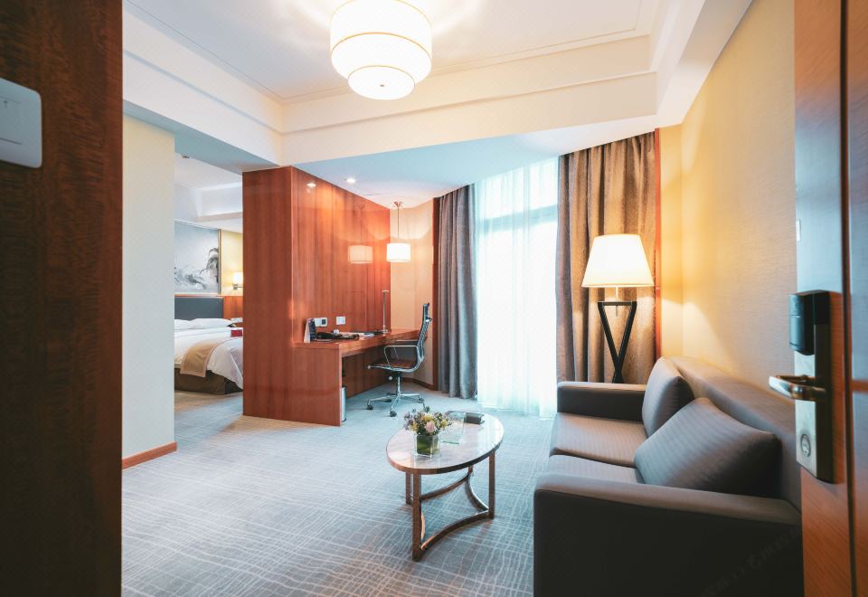 Ramada Plaza Shanghai Pudong AirportBusiness Suite