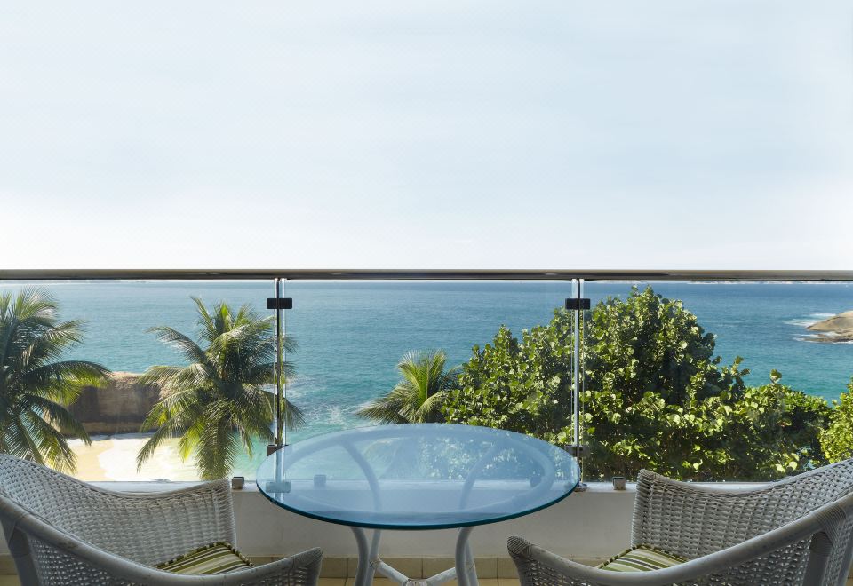 低层海滨豪华两张双人床房 （带阳台）