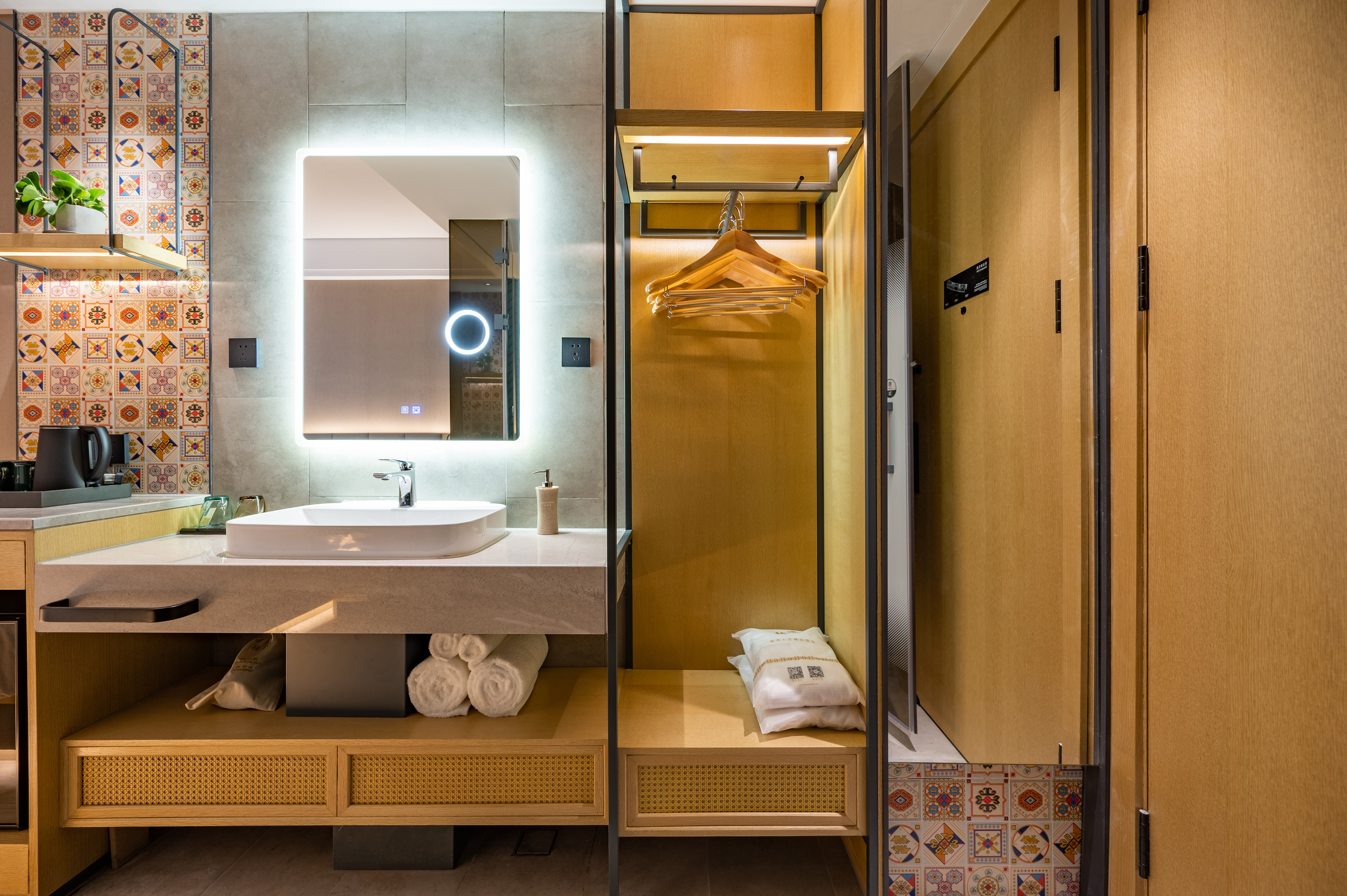 巨幕影音大床房（智能客控+深睡记忆枕+迷你冰箱）