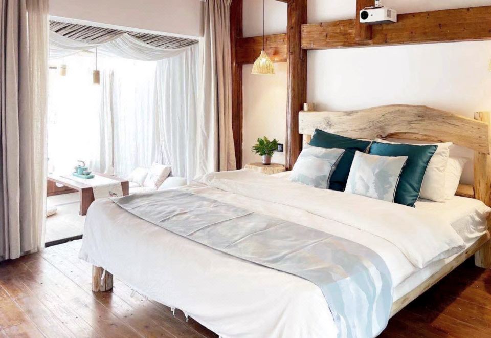 慢坞·行山露台大床房「智能投影+榻榻米歇+山景露台」